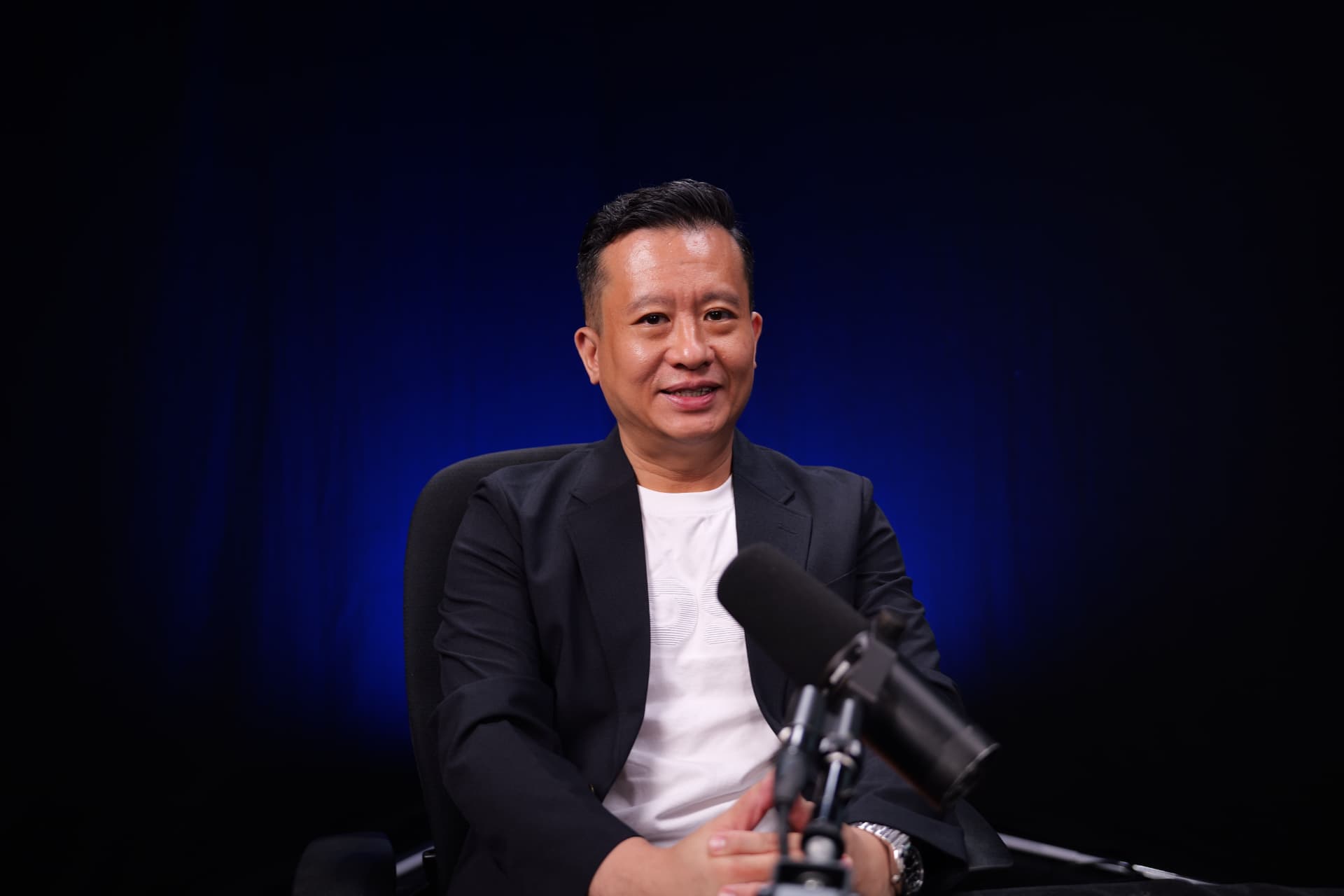 MC Gan speaking with a client at his desk